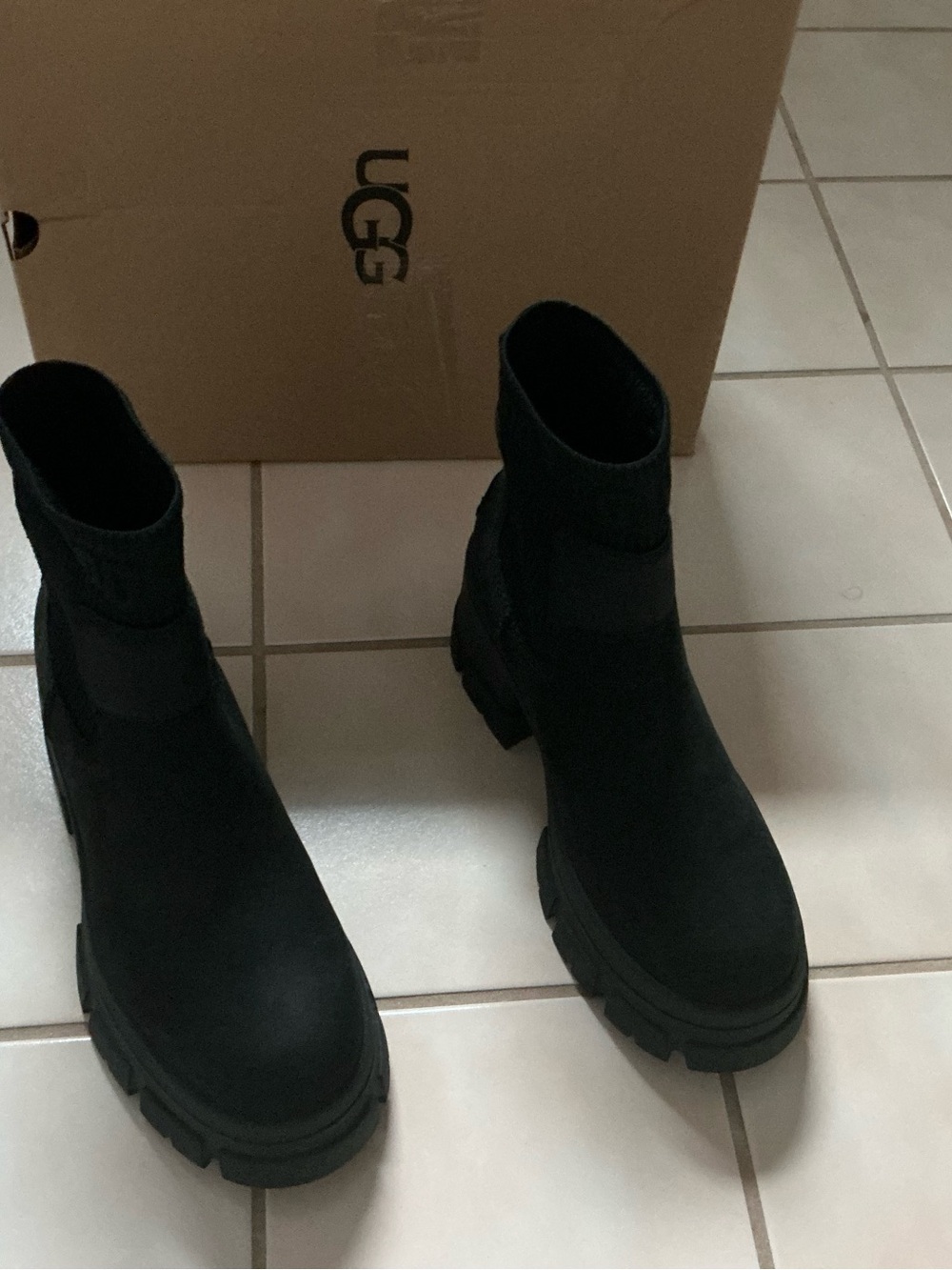 UGG Brooklyn Chelsea Boots Sz 9 NIB! Black
